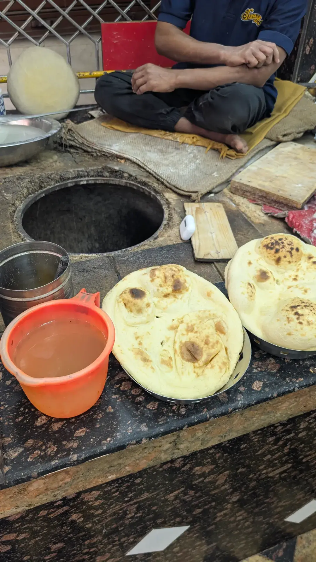 タンドール窯でナンを焼く職人と調理風景