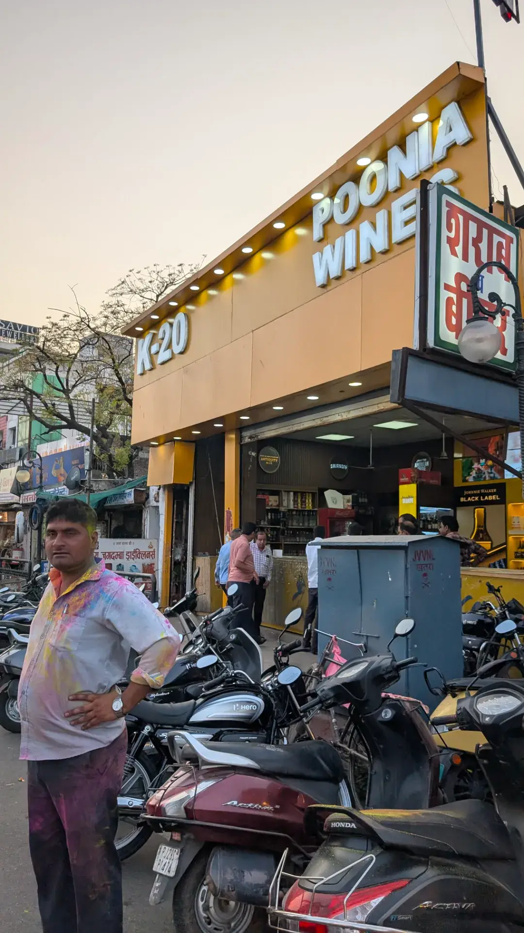 「POONIA WINE」という看板を掲げた店舗の入り口と、駐車されたバイク群。