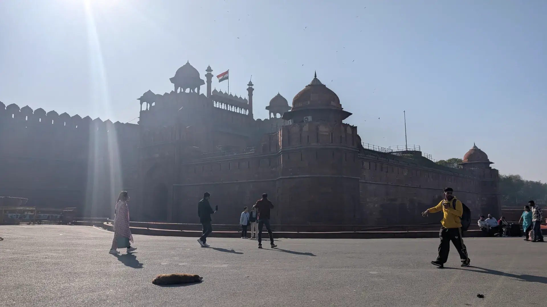 朝日と霧の中に佇む世界遺産レッド・フォートの威厳ある全景
