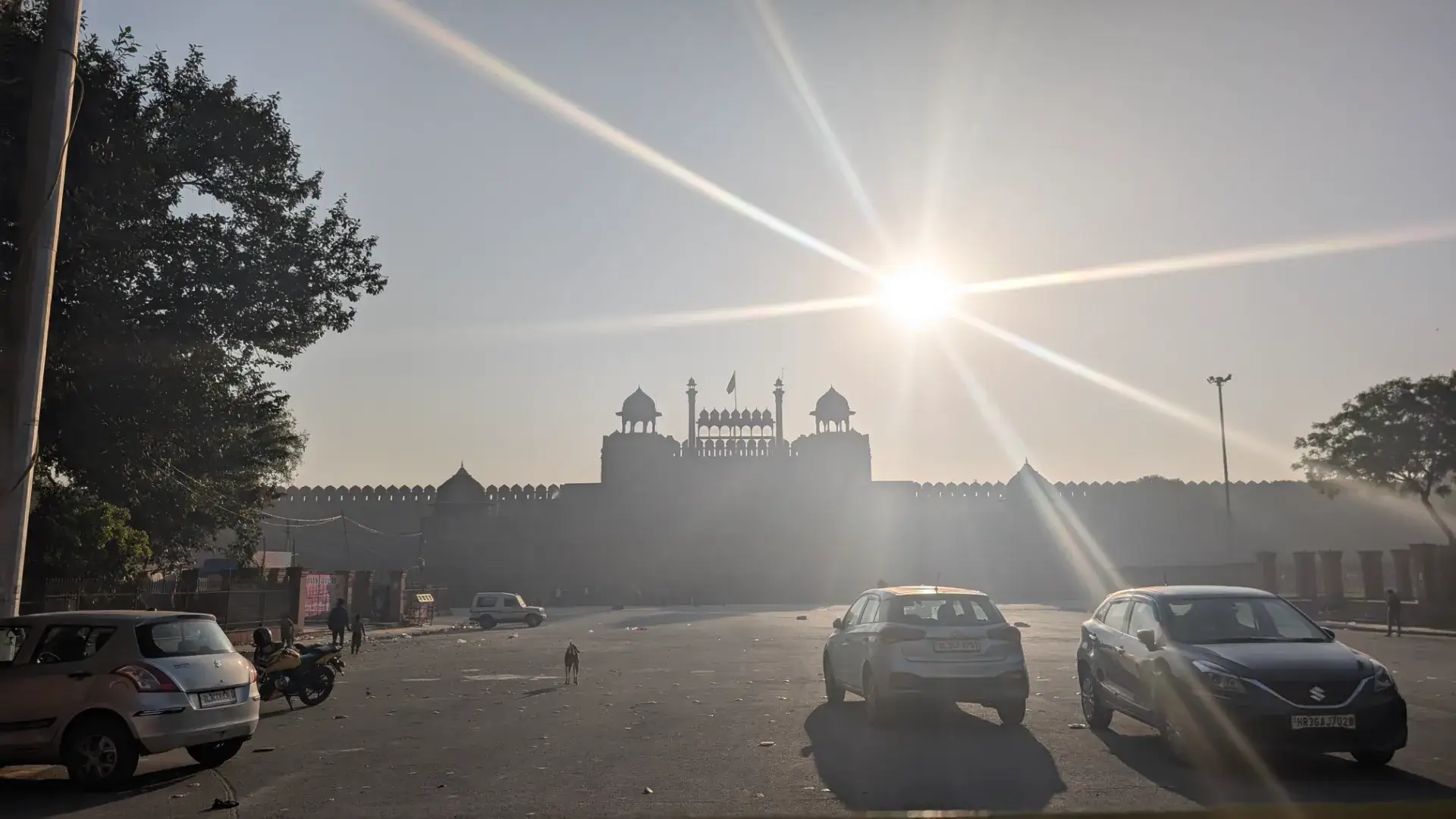 朝日に照らされるインド・デリーの世界遺産「ラール・キラー（レッド・フォート）」の外観