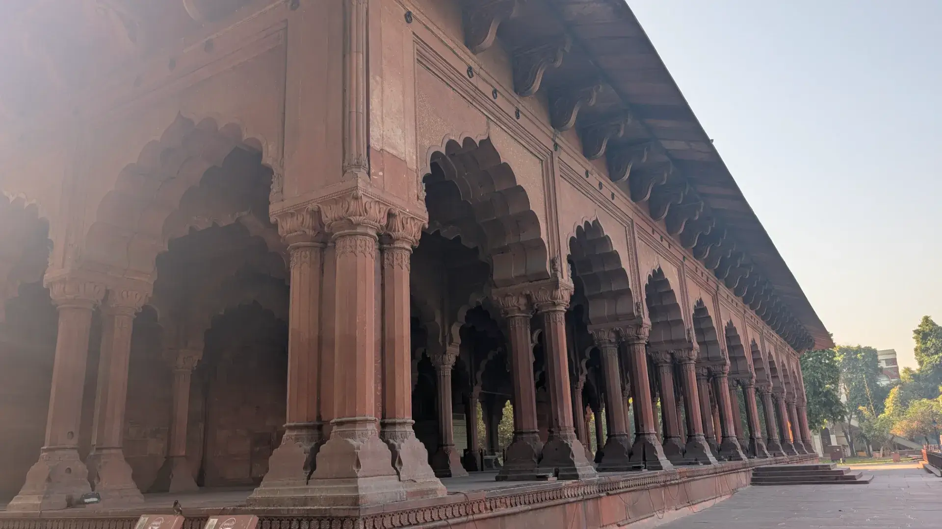 レッド・フォート内「ディーワーネ・アーム（一般謁見の間）」の列柱と優美なアーチ