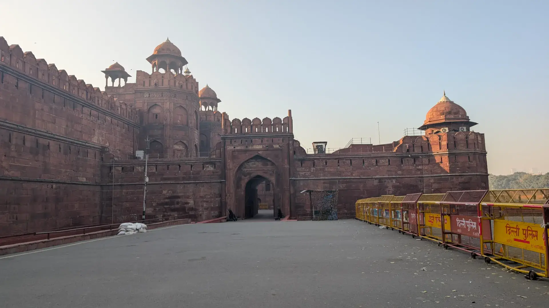 レッド・フォートの重厚な赤い砂岩でできたラホーリー門の外観