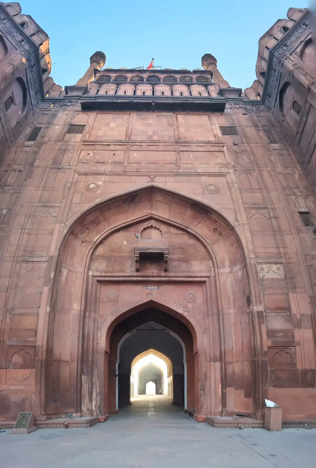 インド・デリーにある世界遺産レッド・フォート（赤い城）の壮大なラホーリー門を見上げたパノラマ写真