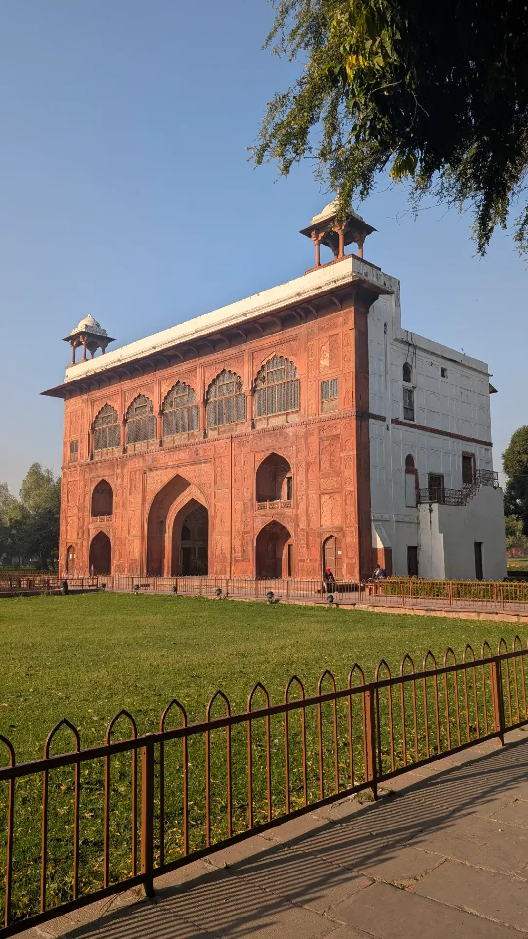 レッド・フォート内にある、かつての奏楽堂「ナウバット・カーナ（太鼓の家）」の優美な建築