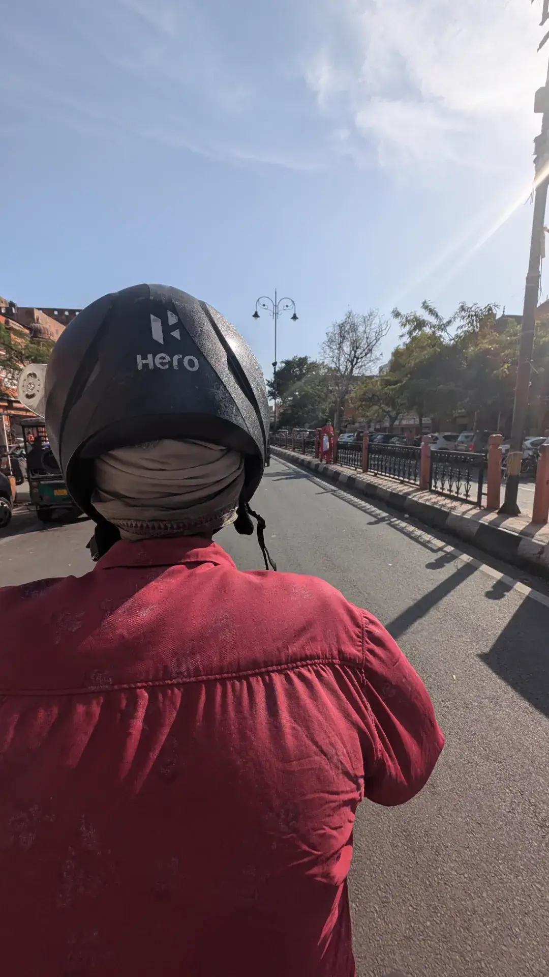 バイクの後部座席から見た、ジャイプールの街並みと木漏れ日。