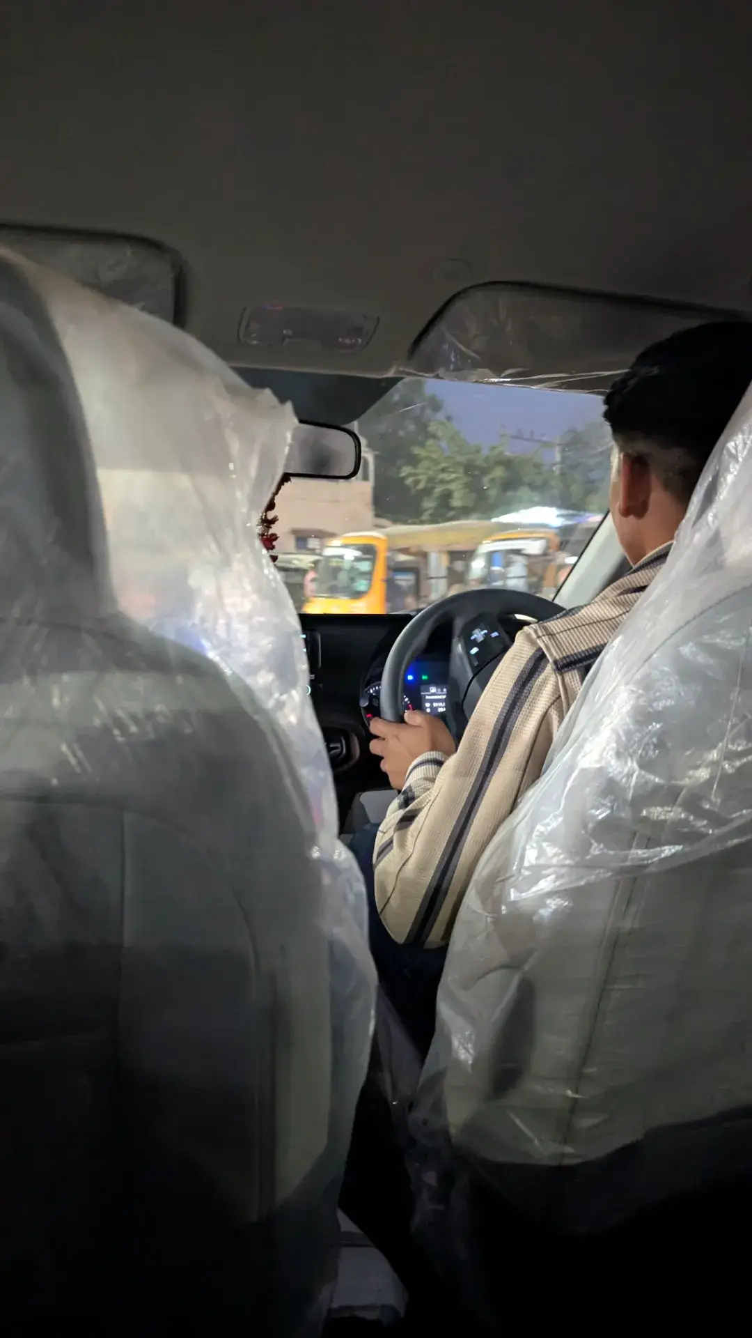 夕暮れ時のジャイプル市街を走行するタクシー車内