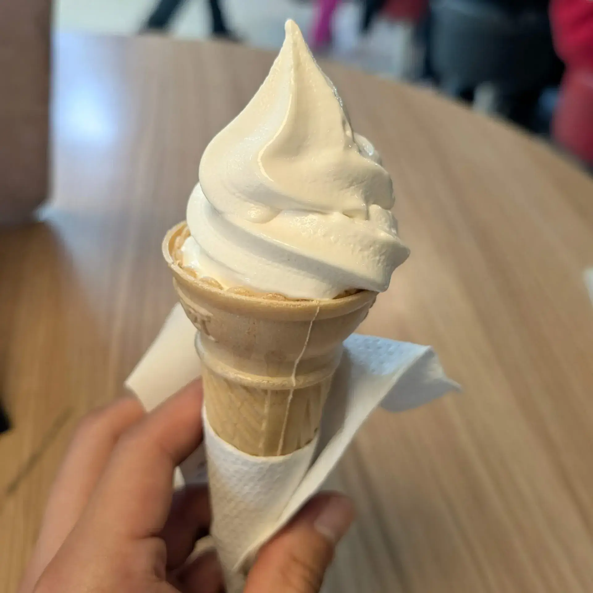 手に持ったバニラのソフトクリーム