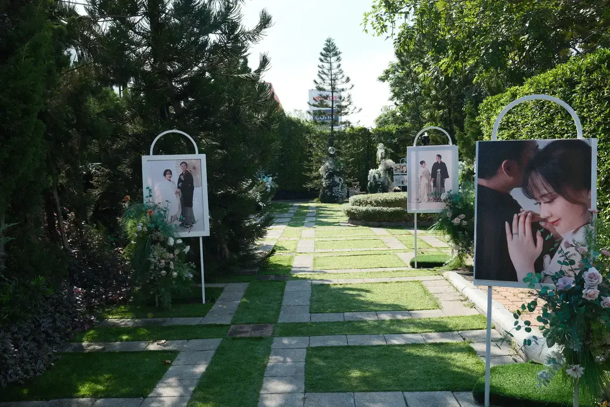 式場「Country Cottage Magic Love House」のメインステージ装飾