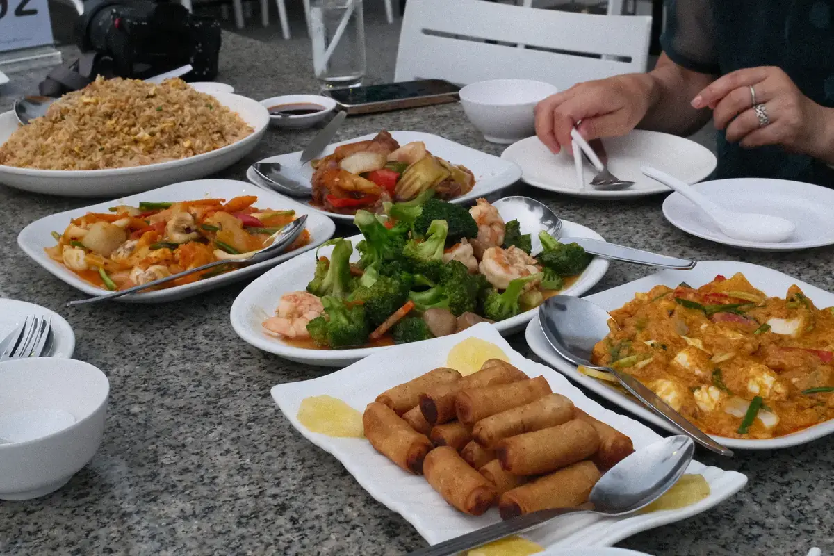 人気レストラン「Savoey River View」での豪華なタイ料理ディナー