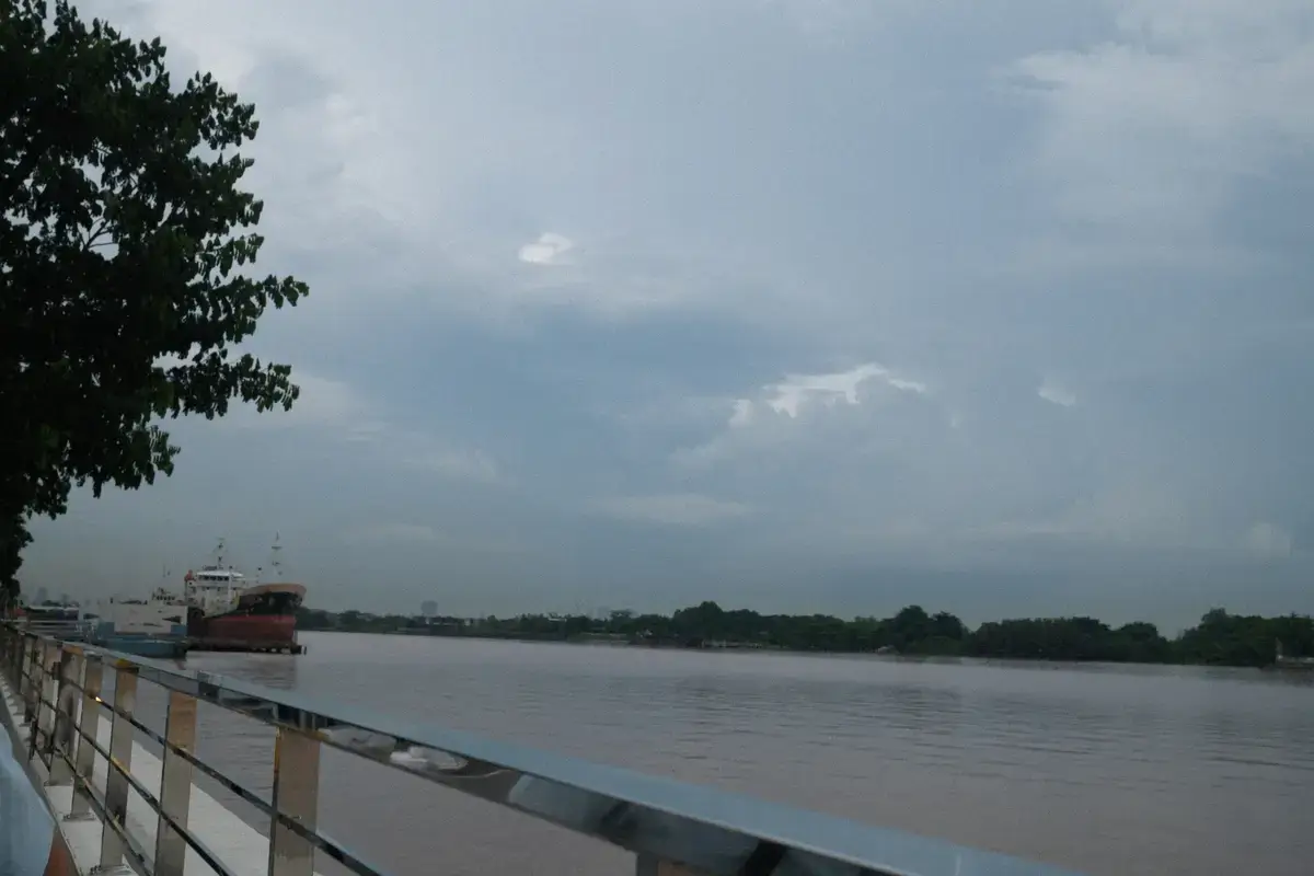 人気レストラン「Savoey River View」のテラス席から望むチャオプラヤー川の夕景
