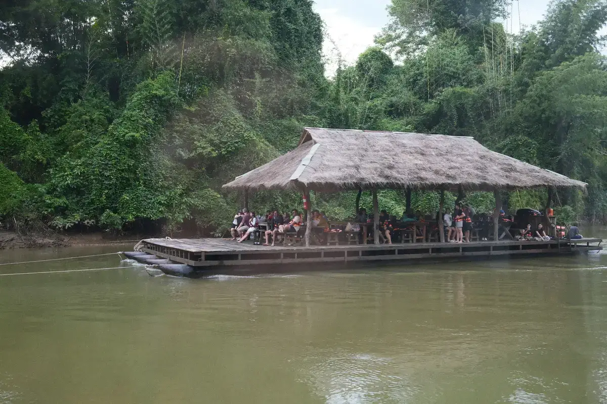 ザ・フォー・レスト・リゾートの名物アクティビティである、クワイ川での竹いかだ（ラフト）下りの様子