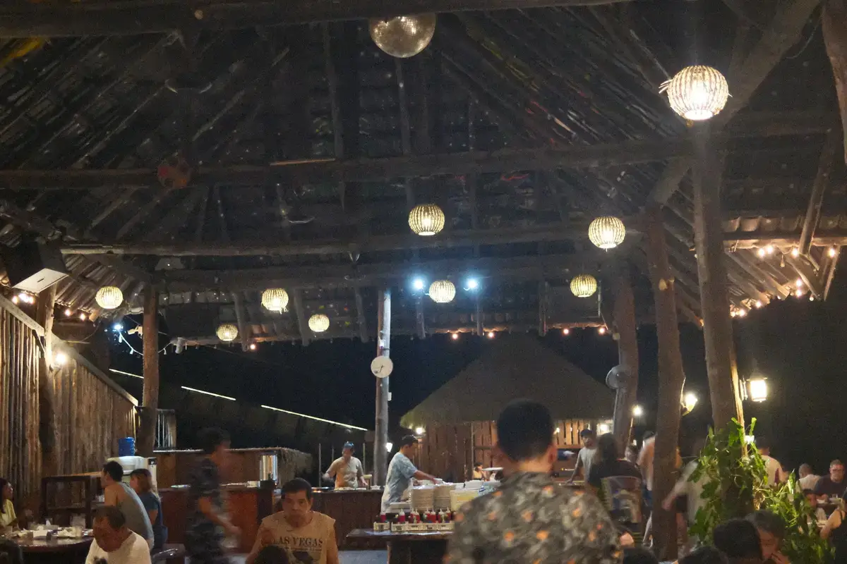 ザ・フォー・レスト・リゾートの夜のレストラン風景