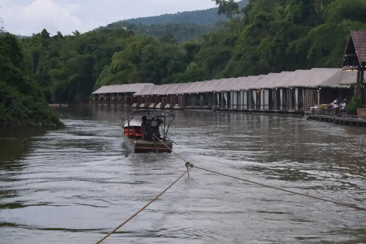 カンチャナブリの「ザ・フォー・レスト・リゾート」で、ボートがクワイ川を進む様子