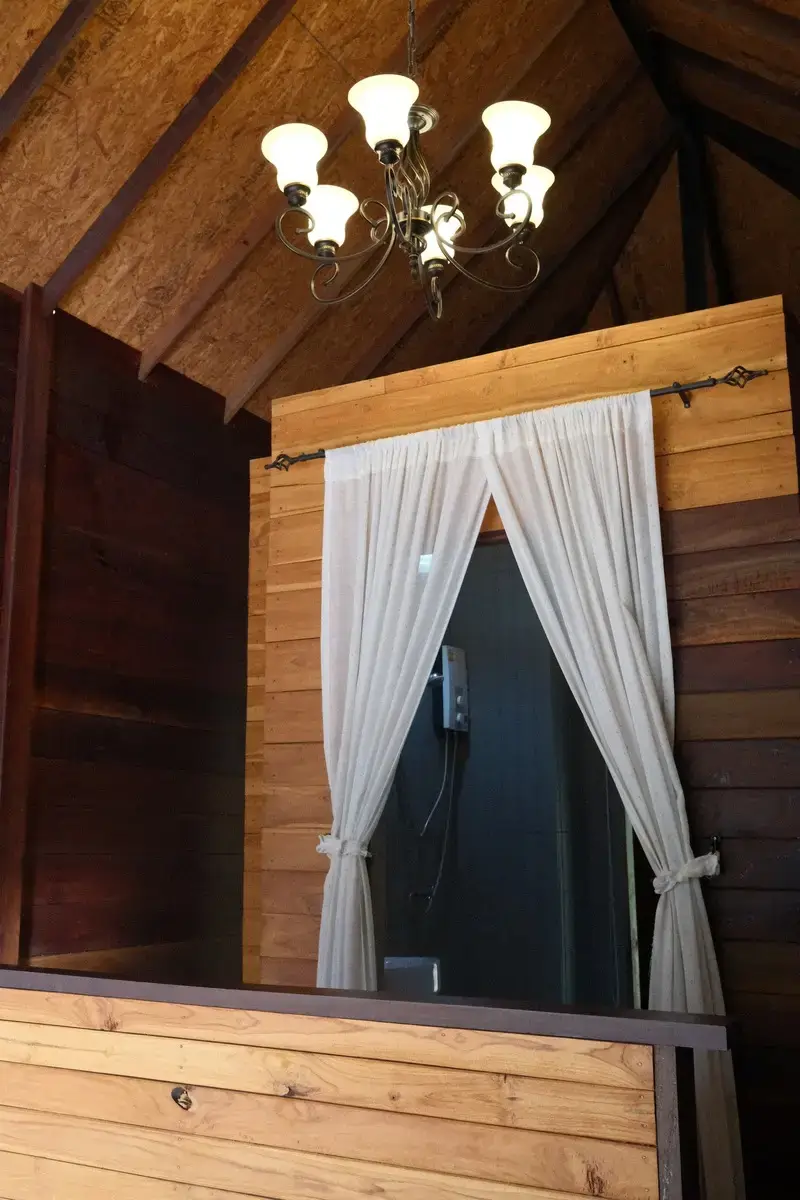 カンチャナブリの「ザ・フォー・レスト・リゾート」スイートルームの天井部分