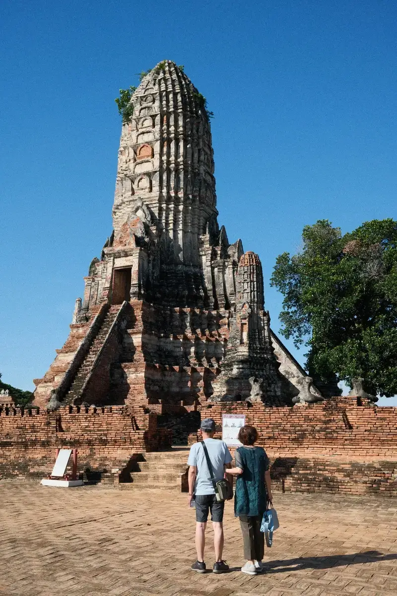 ワット・チャイワッタナーラームの象徴的なプラン(大塔)を近距離から捉えた写真です。アユタヤ歴史公園、仏塔、寺院遺跡。