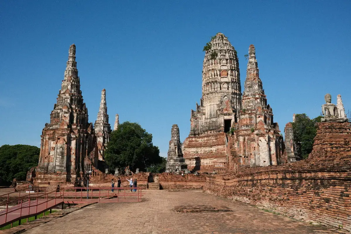 アユタヤ歴史公園を代表する寺院、ワット・チャイワッタナーラームの全景です。タイ、世界遺産、遺跡。