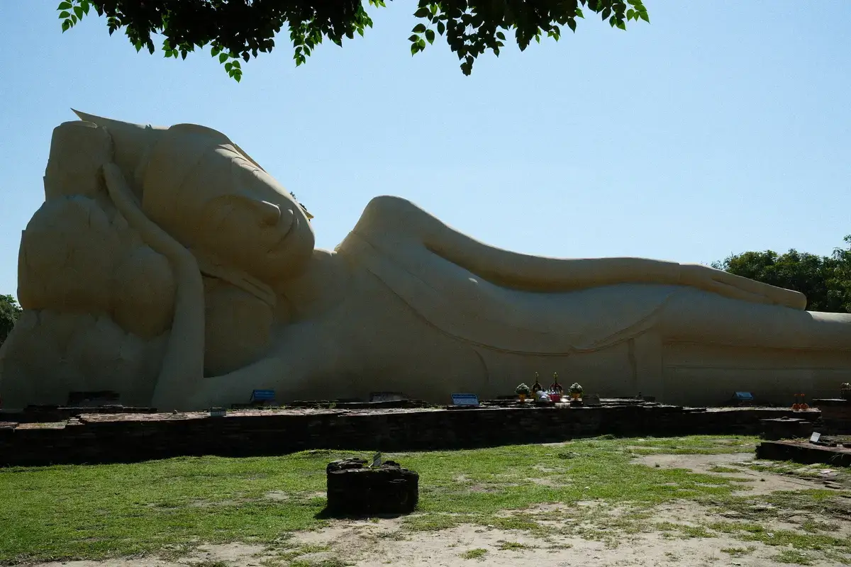 ワット・ロカヤ・スターラーム(Wat Lokayasutharam)にある巨大な涅槃仏(ねはんぶつ)です。アユタヤ歴史公園、タイ、仏像などの重要ワードを網羅しています。