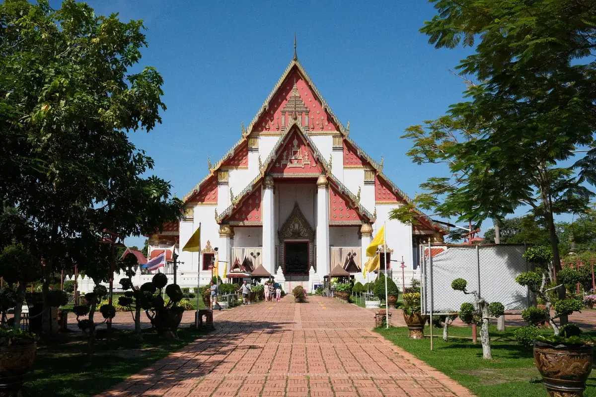 ワット・プラ・モンコン・ボピット(Wat Phra Mongkhon Bophit)の寺院外観です。アユタヤ歴史公園内にある、大きな仏像が安置されていることで有名な礼拝堂です。