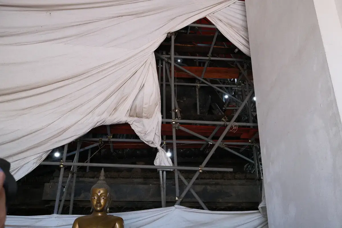 ワット・プラ・モンコン・ボピットの巨大仏像が修復工事(足場と幕)が行われている様子です。