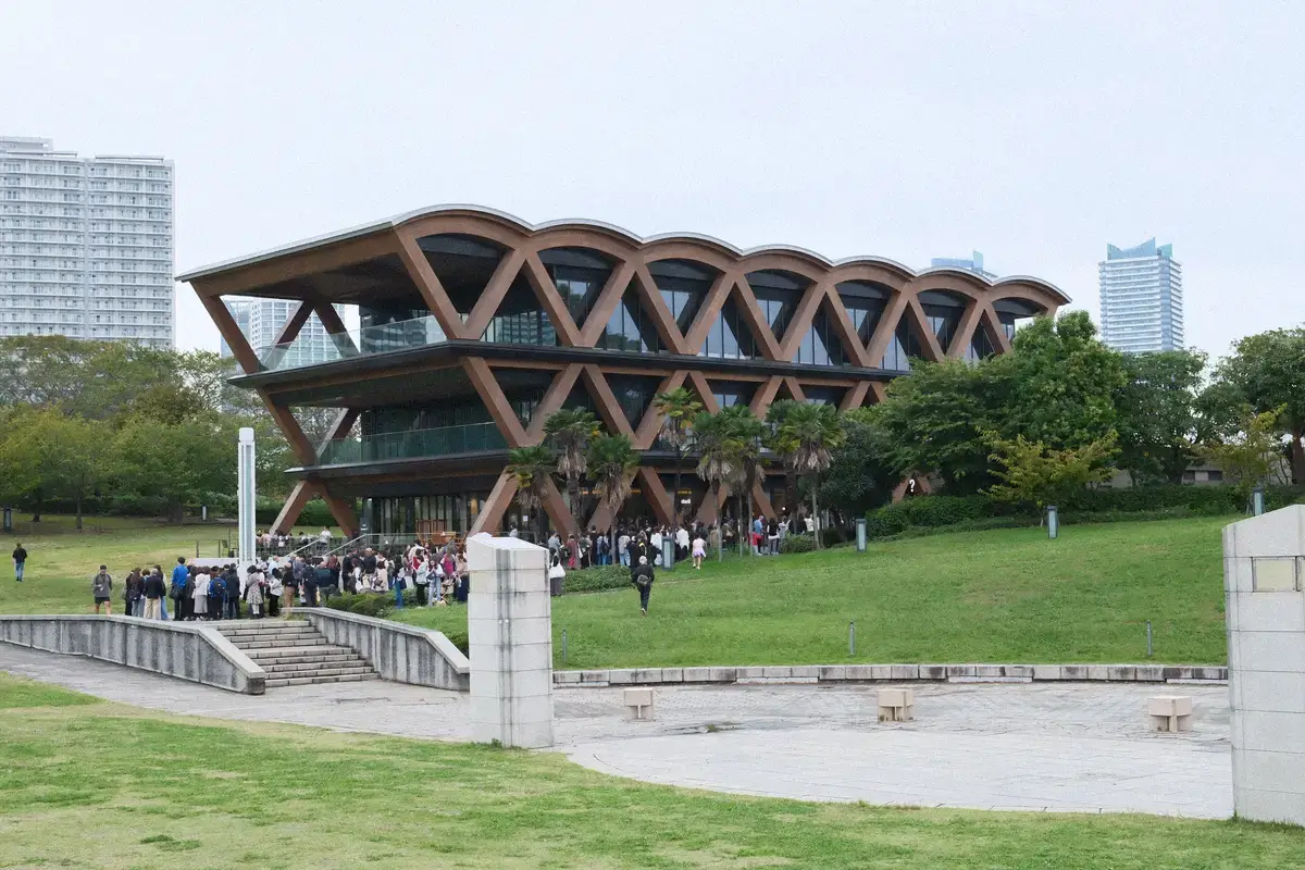 臨港パークの話題スポット、木造建築が美しい「横浜ティンバーワーフ」