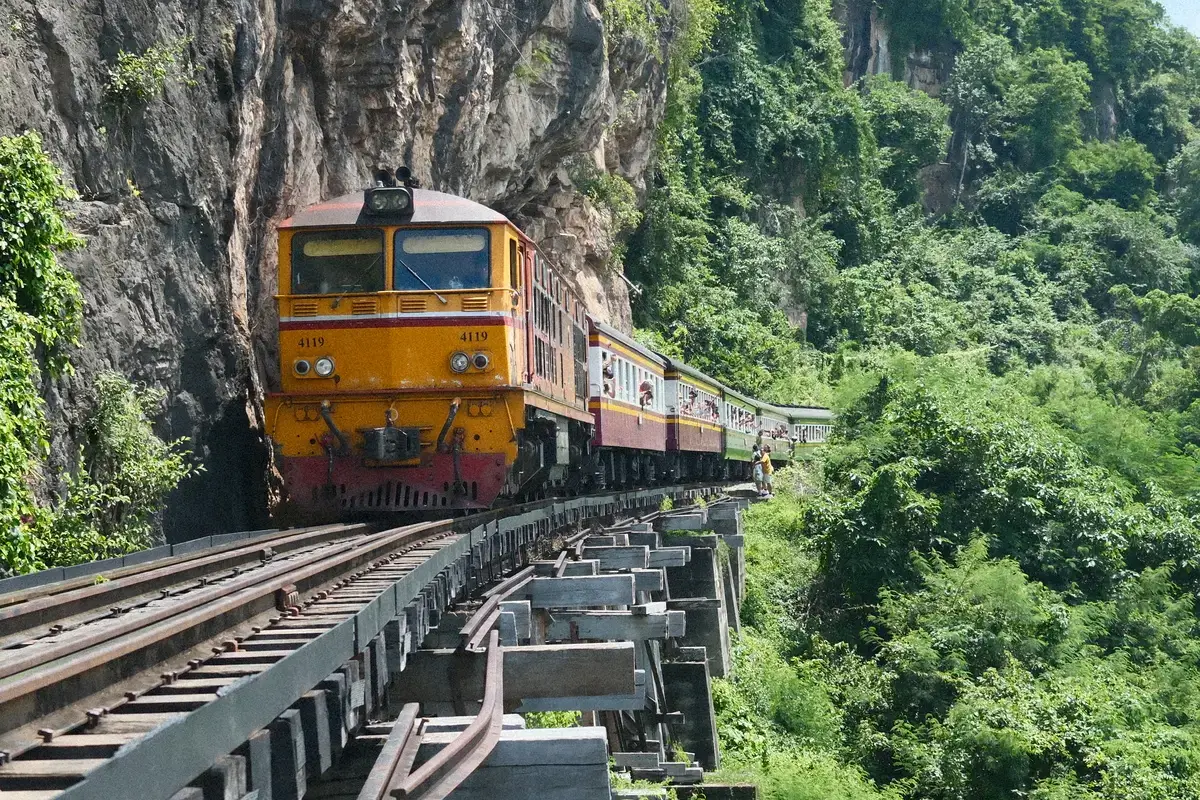 🇹🇭タイ旅Day5-中編｜🚂【カンチャナブリー】線路を歩く!?死の鉄道で起きた衝撃の泥はね事件と滝撮影会📸💥