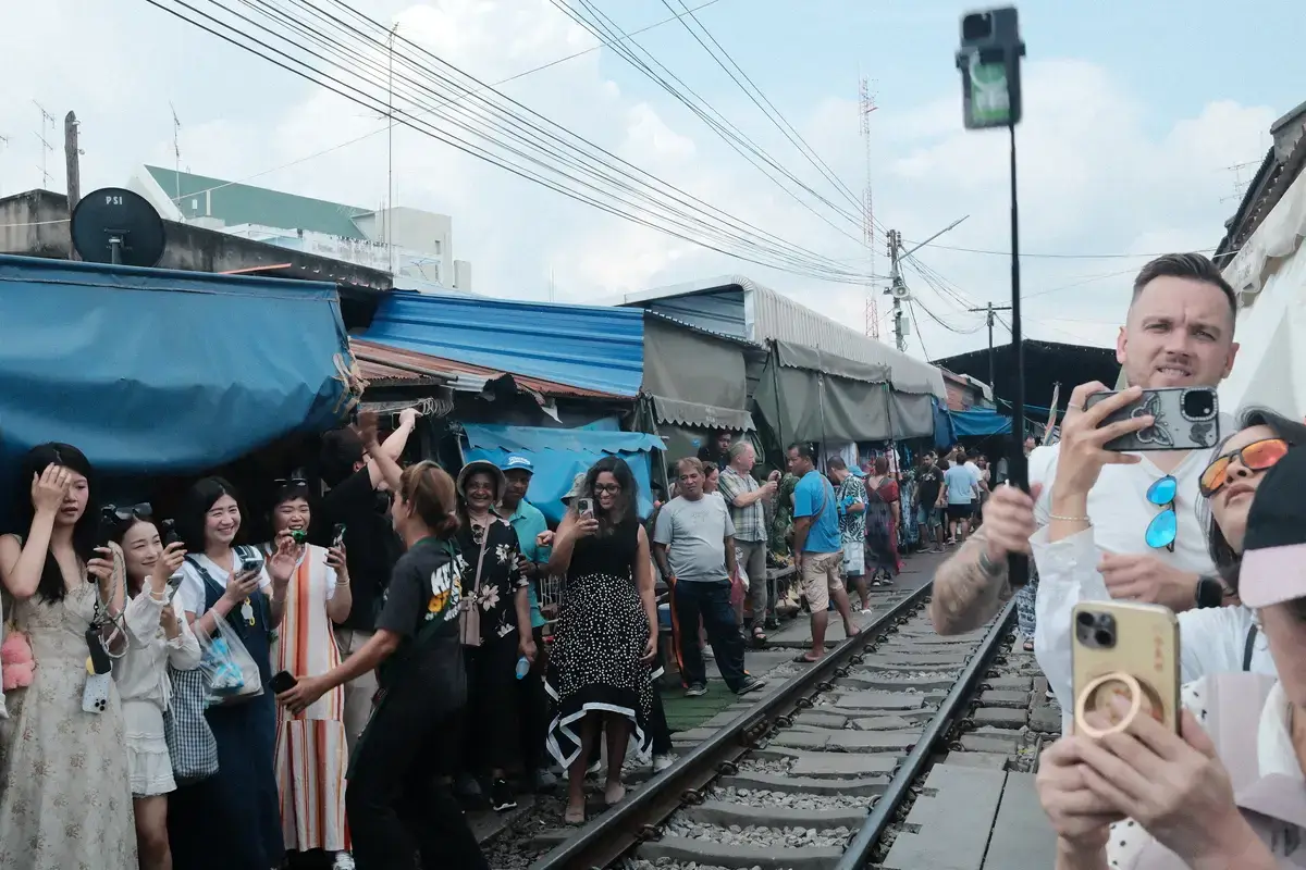 メークロン市場で列車の通過を待つ観光客の様子