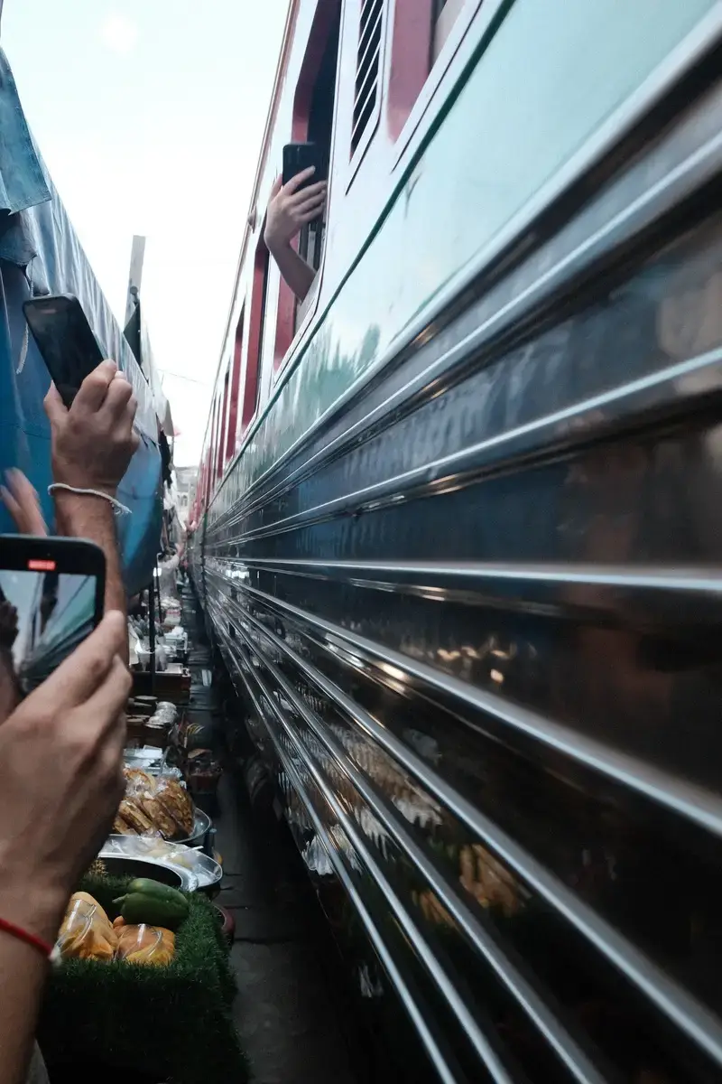 🇹🇭タイDay4-前編｜🐘【メークロン】線路スレスレの衝撃！家族お揃いの象パンツで市場を大満喫📸