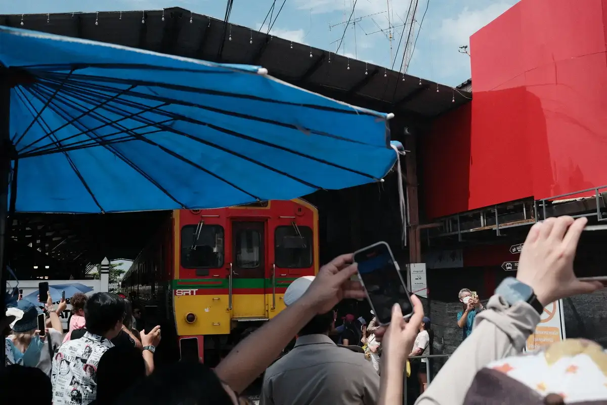 メークロン駅に到着する列車の正面写真です。タイ観光、鉄道市場、SRT（タイ国鉄）、シャッターチャンス