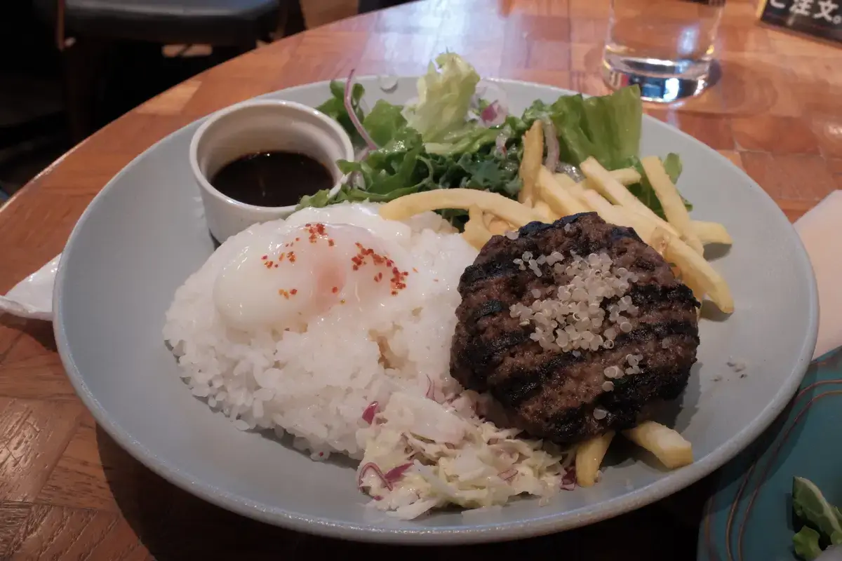 丸の内ベース（MARUNOUCHI BASE）のロコモコランチ。ハンバーグ、ライス、温玉、サラダ、ポテトが盛られたプレート。