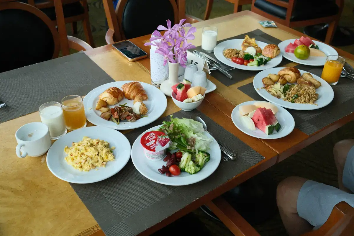 モンティエン・リバーサイド・ホテルの朝食ビュッフェにて、ライブキッチンで調理されたスクランブルエッグ