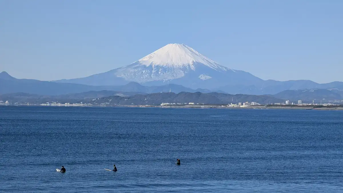 江の島から望む、雪化粧をした冬の富士山の絶景です。湘南、相模湾、サーフィン、冬の景色