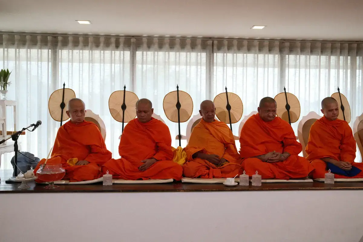 タイの伝統的な結婚式で行われる、僧侶による祈祷（仏教儀式）の様子