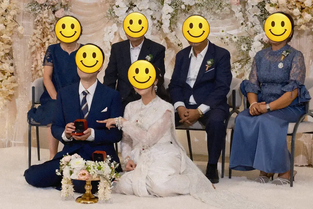 タイの伝統的な結婚式における婚約指輪の披露（Engagement Ritual）と家族写真