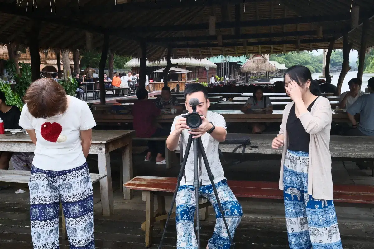 ザ・フォー・レスト・リゾートのオープンエアなレストランで、三脚を使って本格的に撮影をしている風景