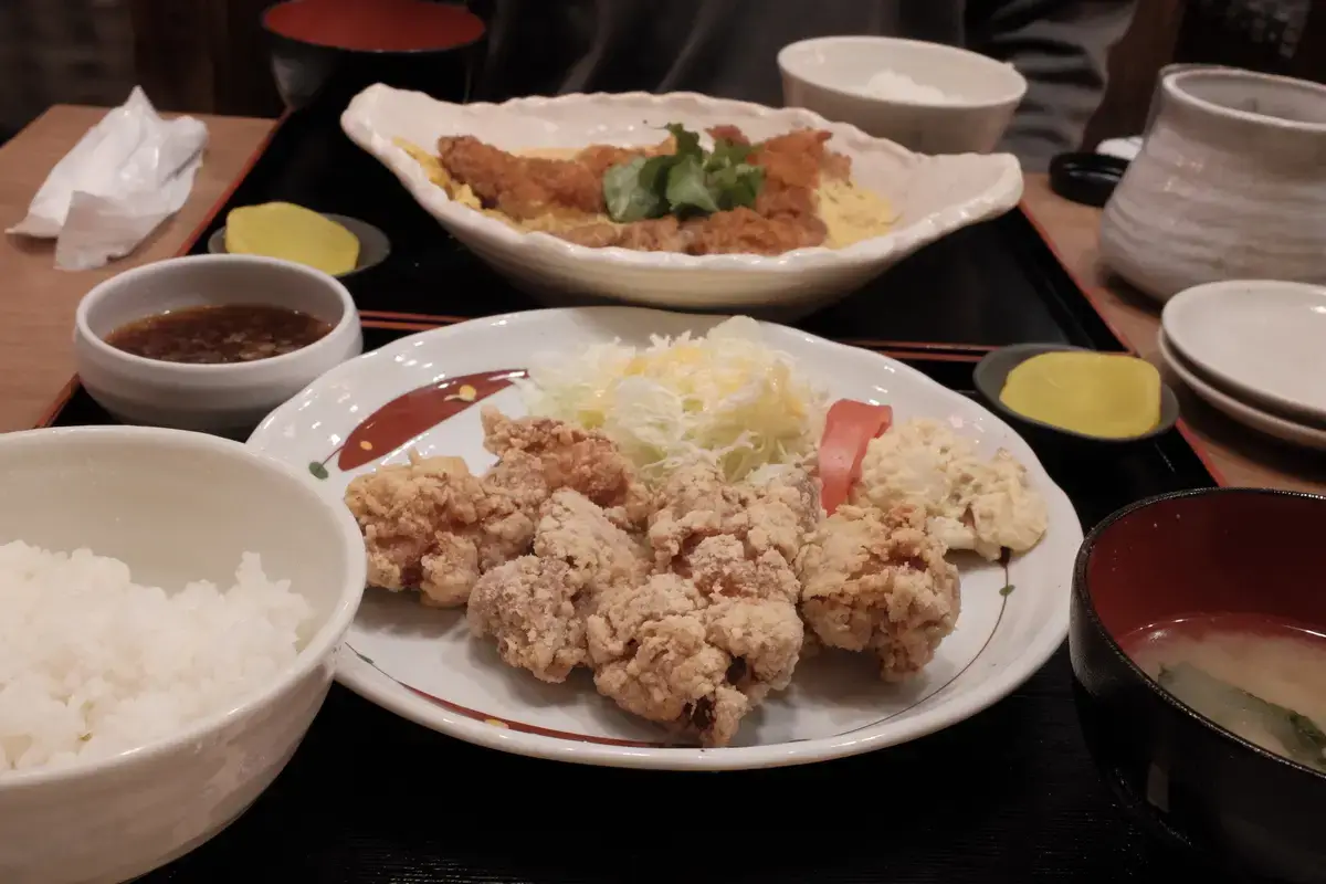 鳥良商店のからあげ定食。大きな鶏の唐揚げ5個と、おろしポン酢の小鉢、白米、味噌汁、たくあんのセット。