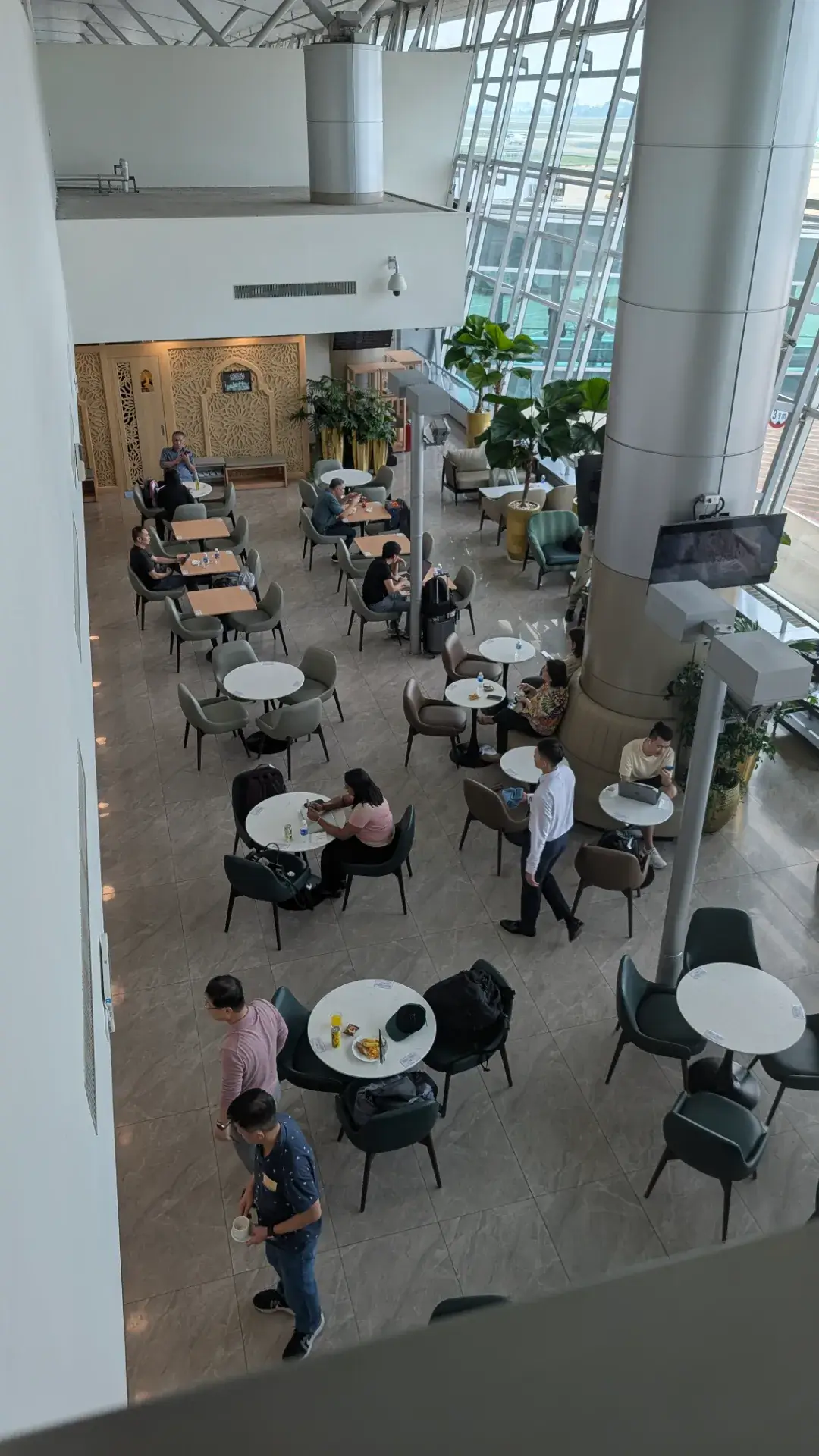 空港内の落ち着いた雰囲気のビジネスラウンジの様子