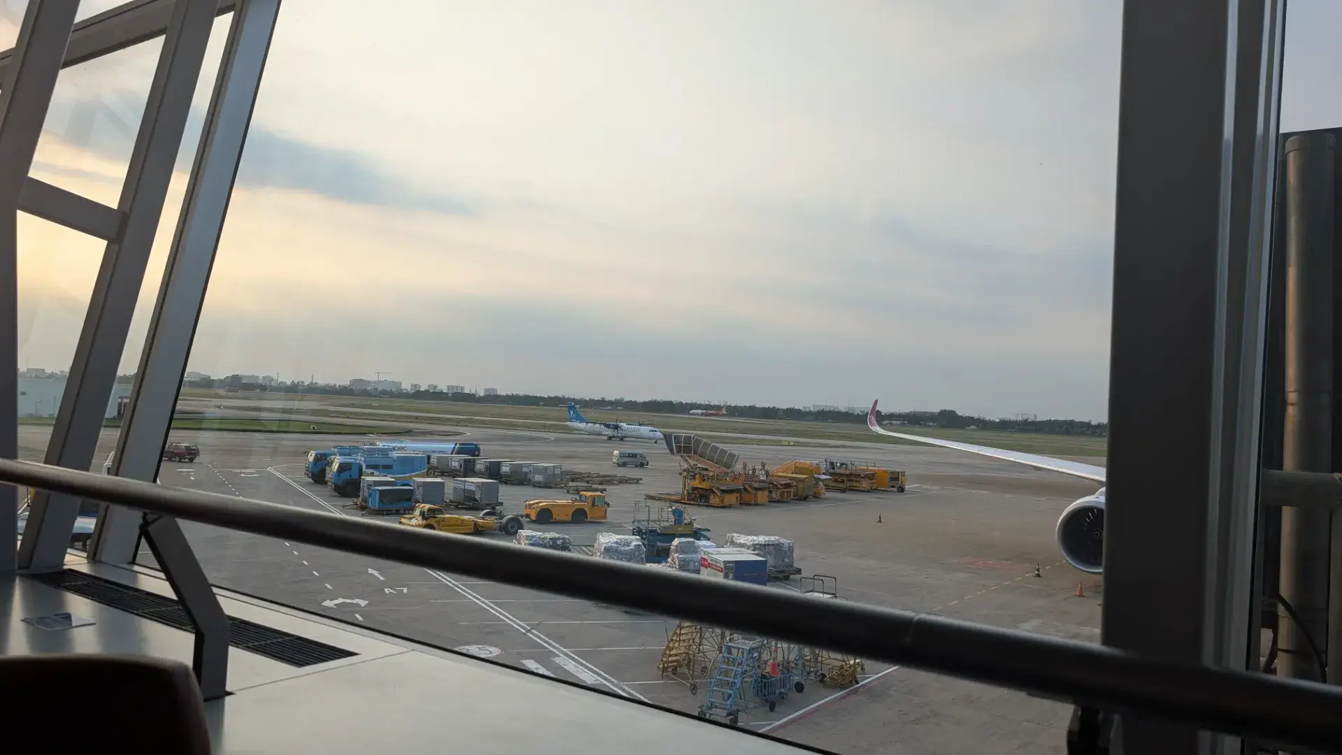 ビジネスラウンジの窓から望む空港の滑走路と駐機場の風景