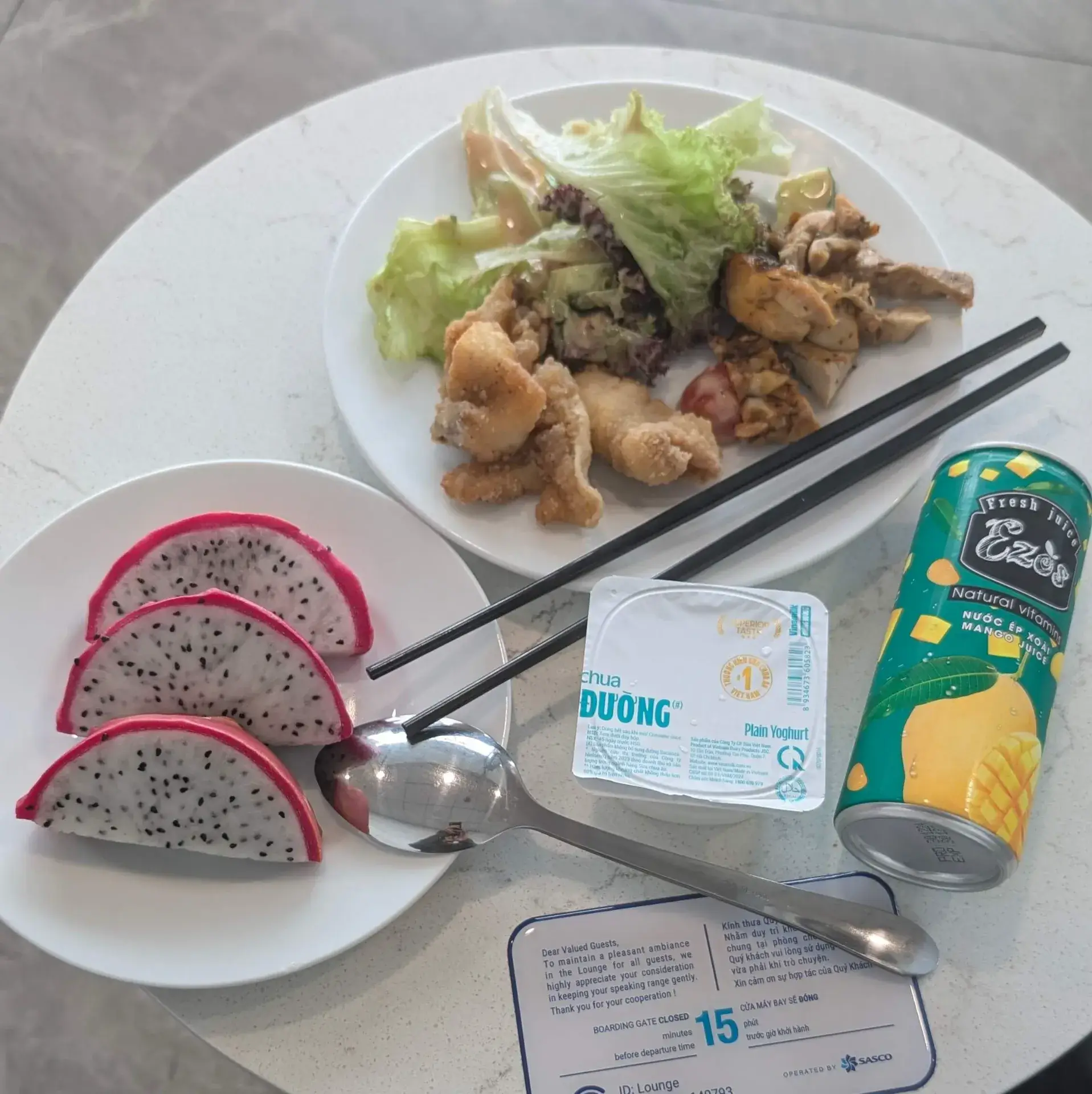 ドラゴンフルーツ、プレーンヨーグルト、揚げ物と野菜のプレート、マンゴージュースのラウンジ朝食