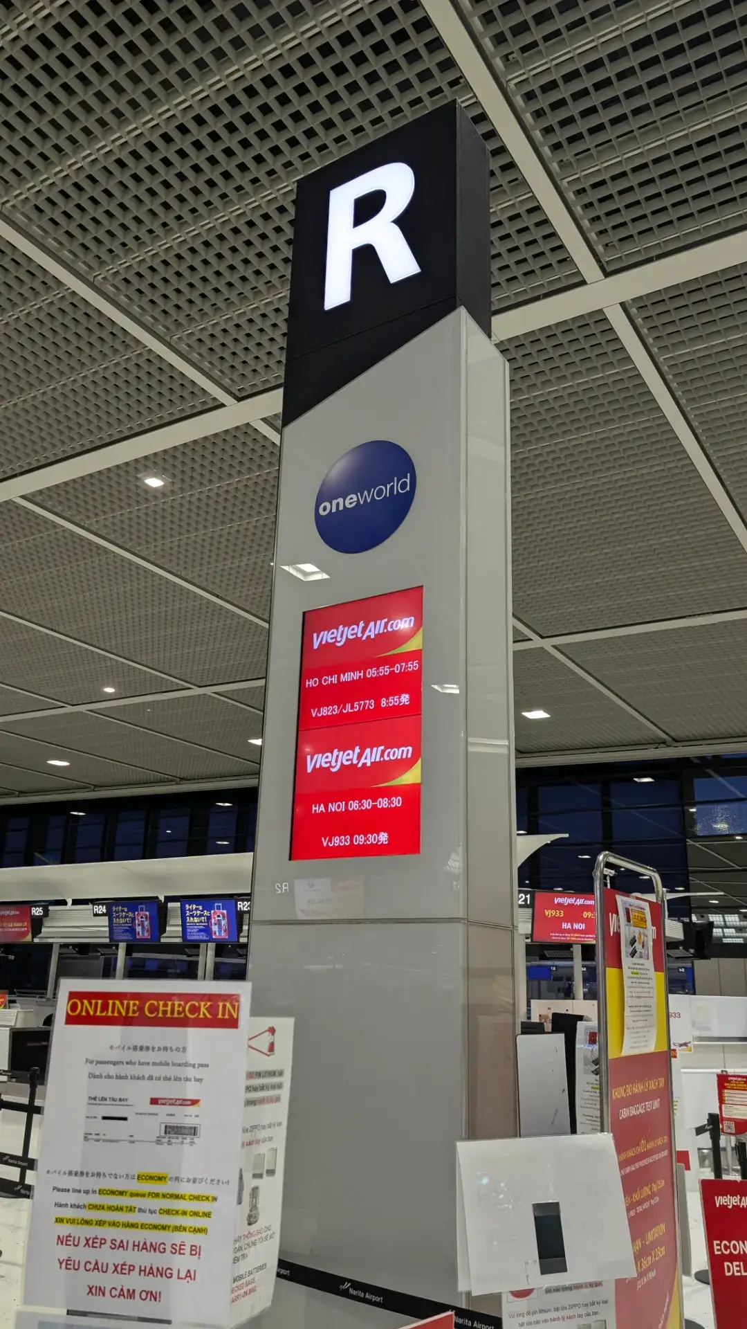 成田空港の「R」カウンターにあるベトジェットエアのチェックイン案内板