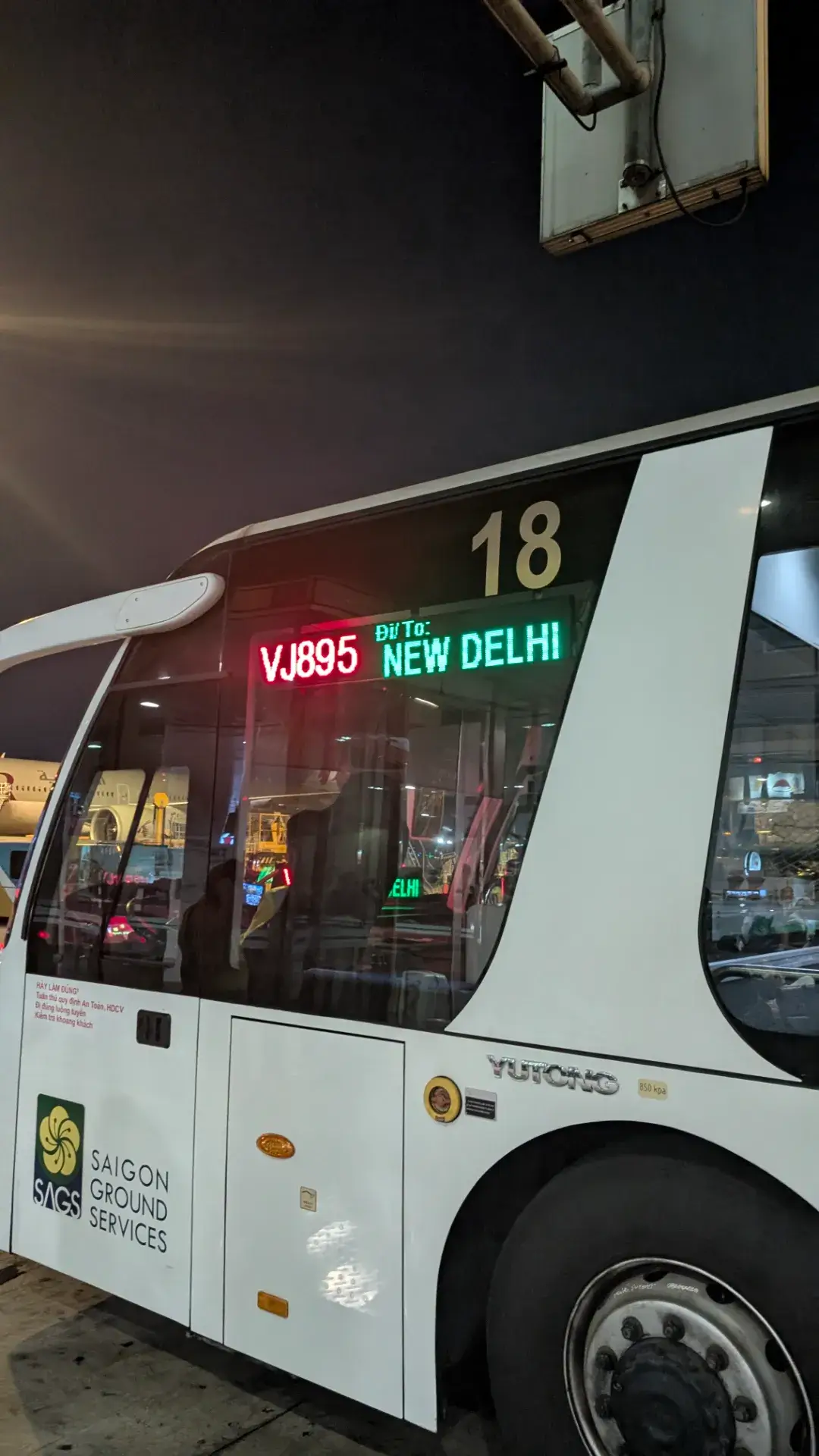 ホーチミン空港でニューデリー行きのフライト（VJ895）へ向かう空港連絡バス