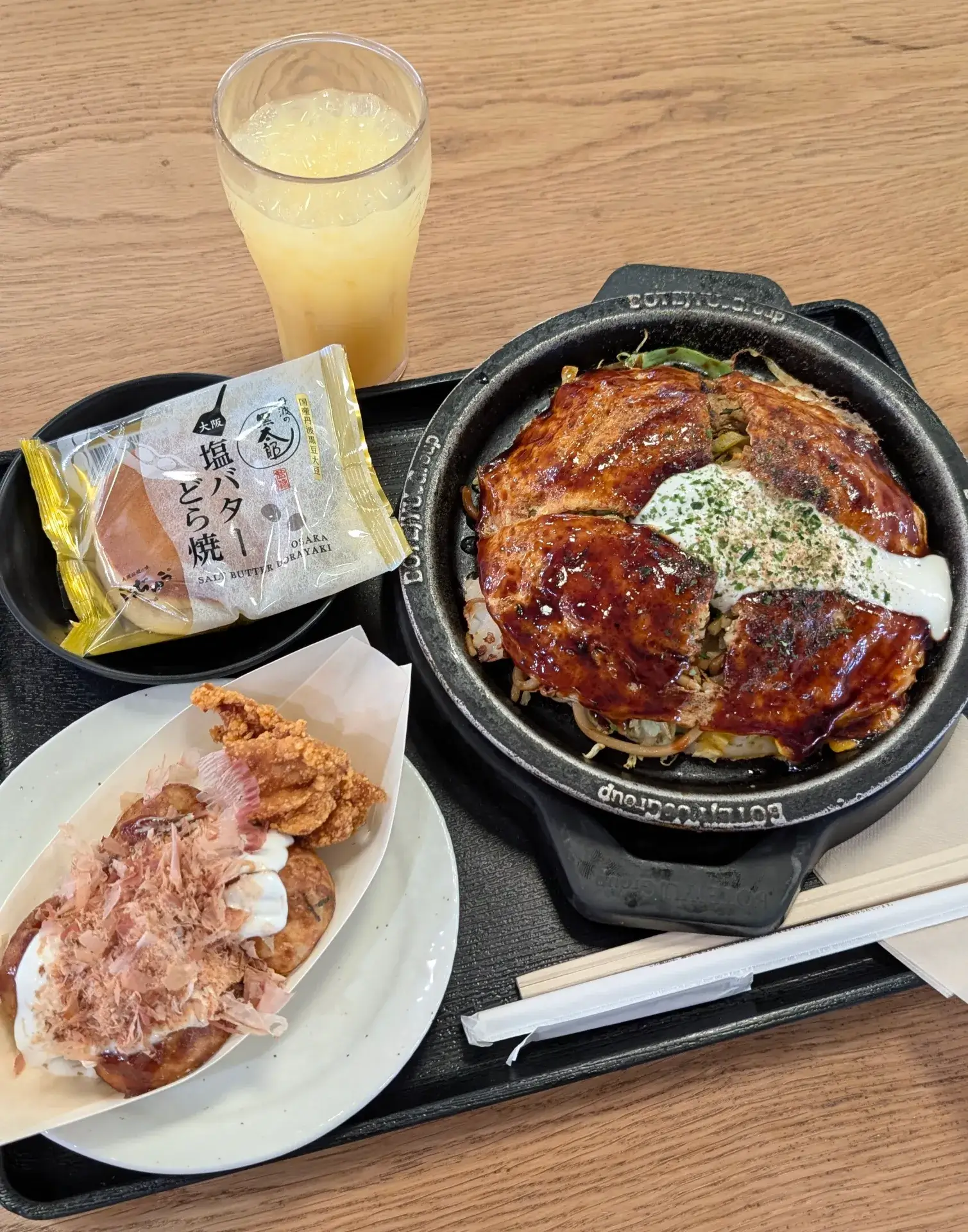 鉄板に乗ったお好み焼き、たこ焼き、塩バターどら焼き、ドリンクのセット