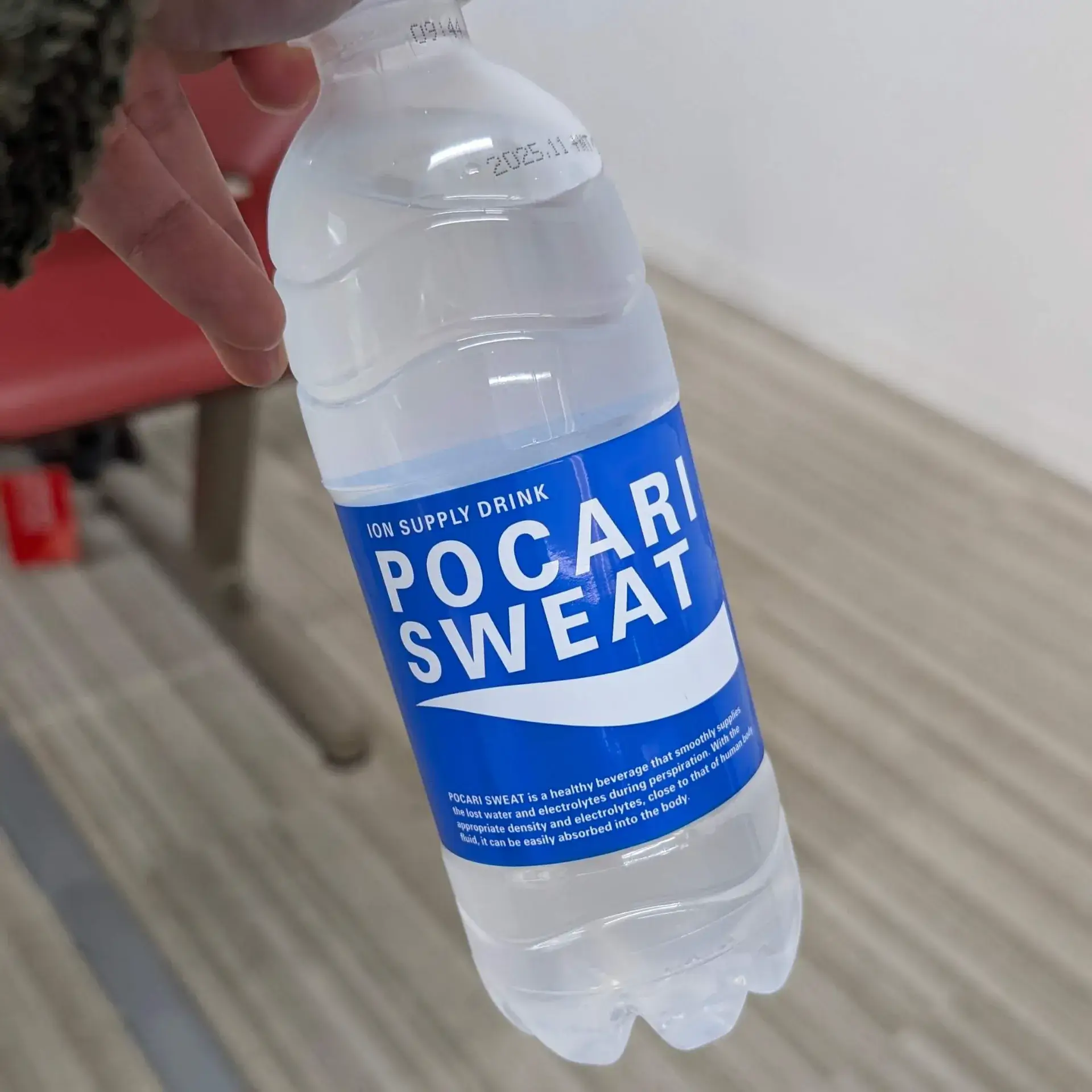 手に持ったポカリスエットのペットボトル