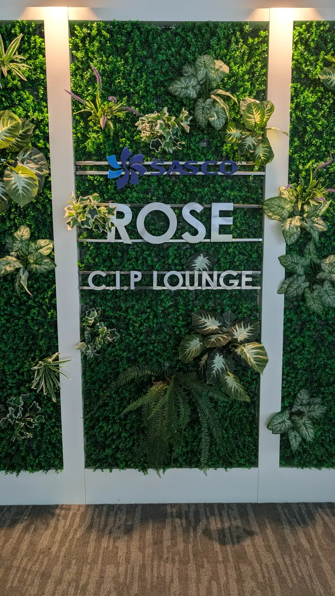 SASCOが運営する「ROSE C.I.P. LOUNGE」の緑あふれる入口看板
