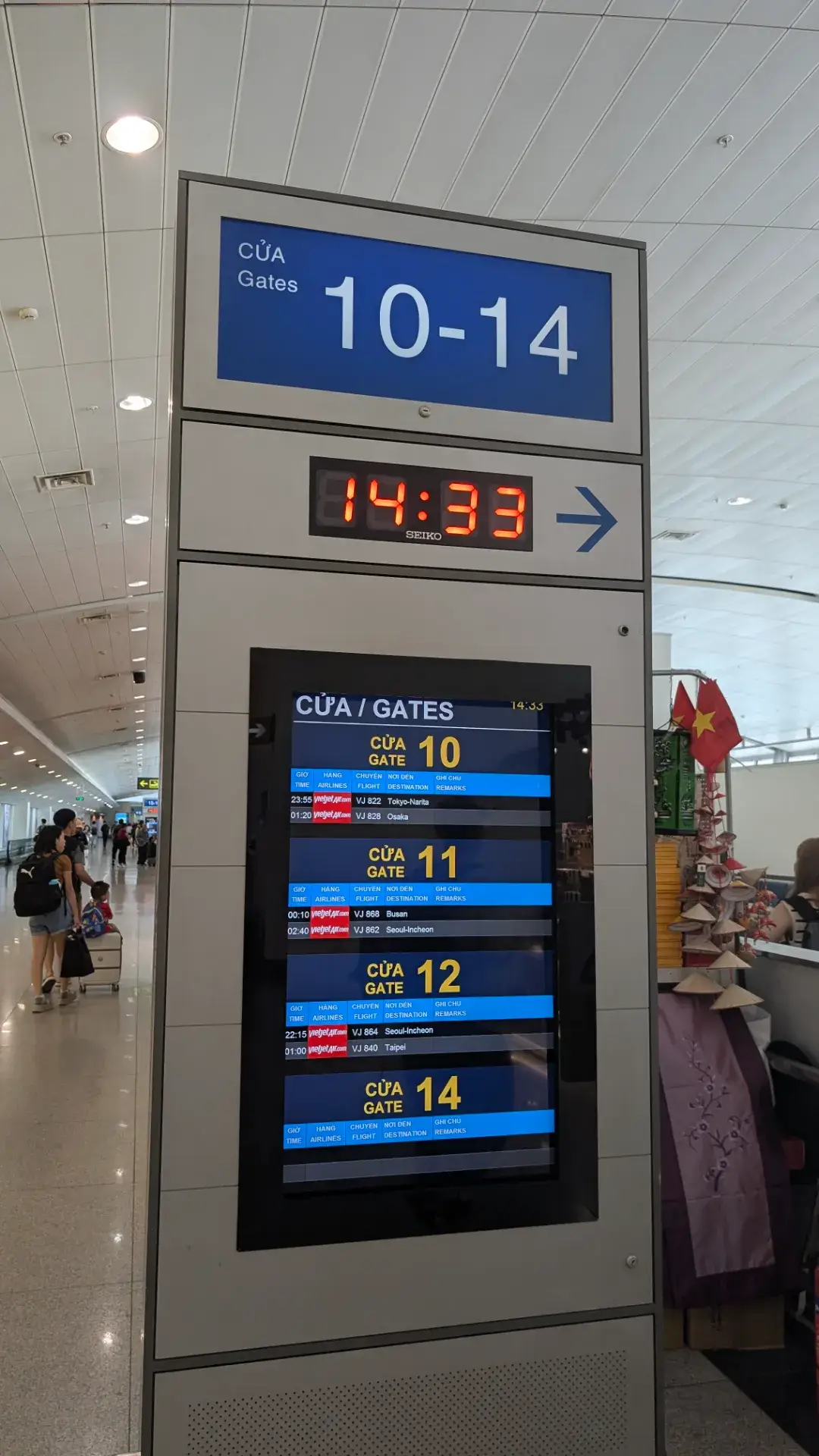 ベトナムの空港にあるゲート案内板（14:33時点）